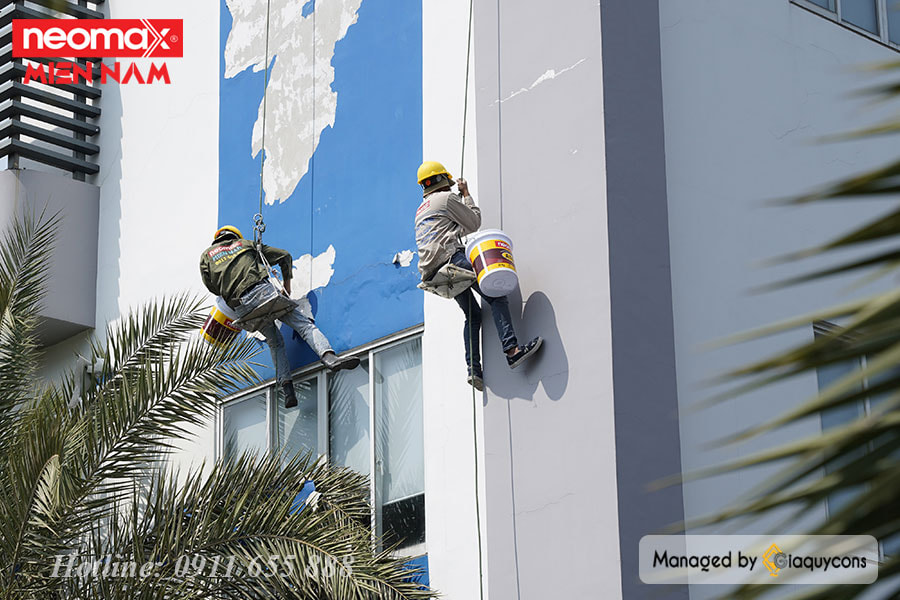 Thợ thi công chống thấm tường đứng