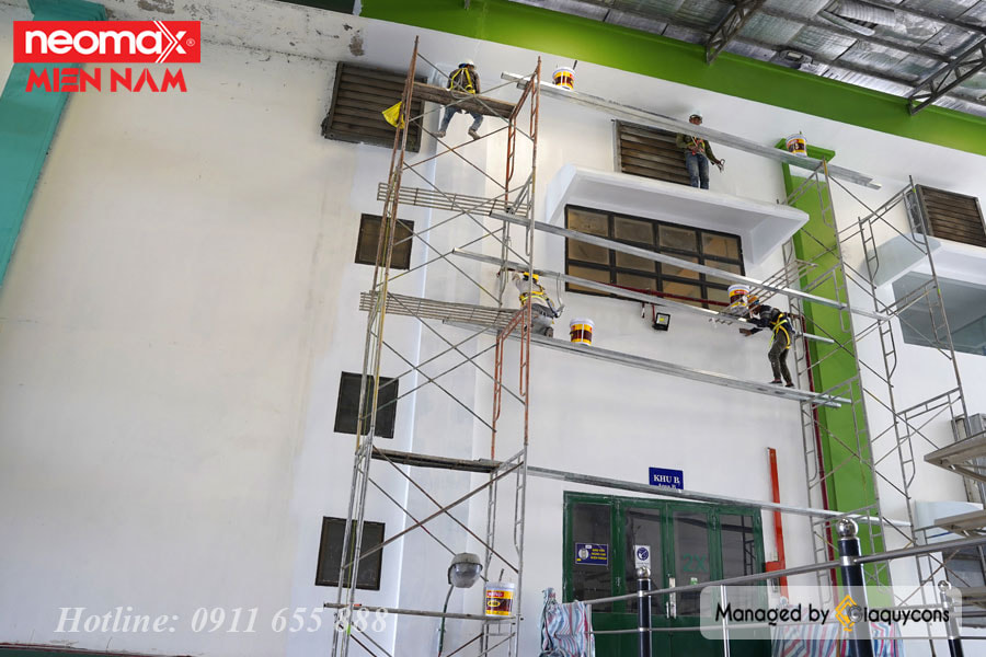 Thợ thi công chống thấm tường đứng