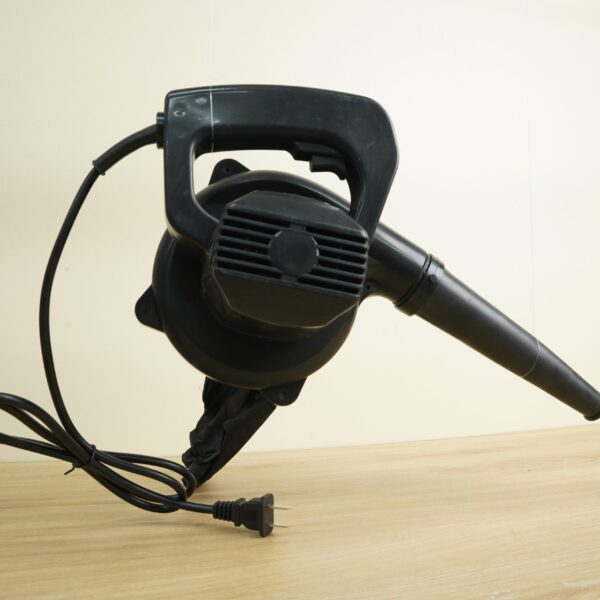 Máy thổi bụi màu đen