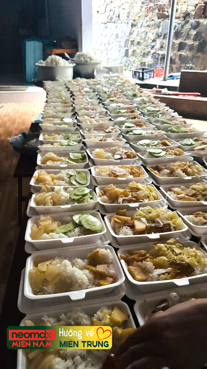 Mang ấm áp đến giữa mùa lũ - Miền Trung ơi cố lên