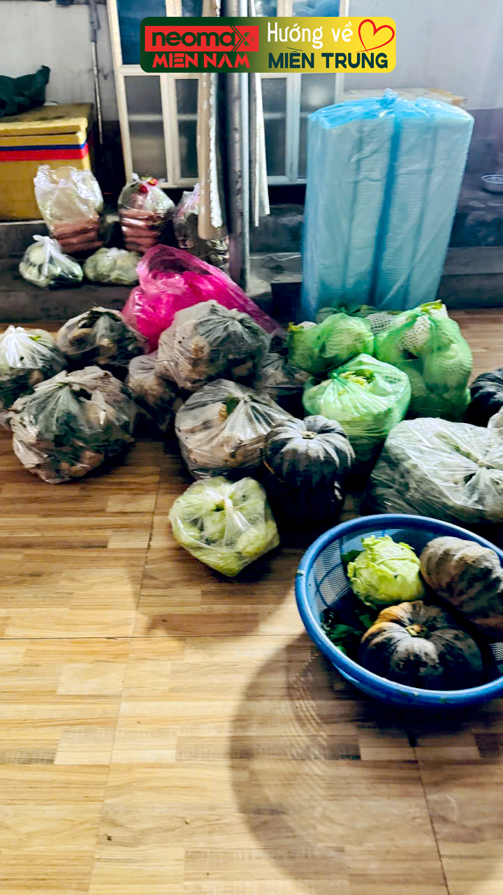 Mang ấm áp đến giữa mùa lũ - Miền Trung ơi cố lên