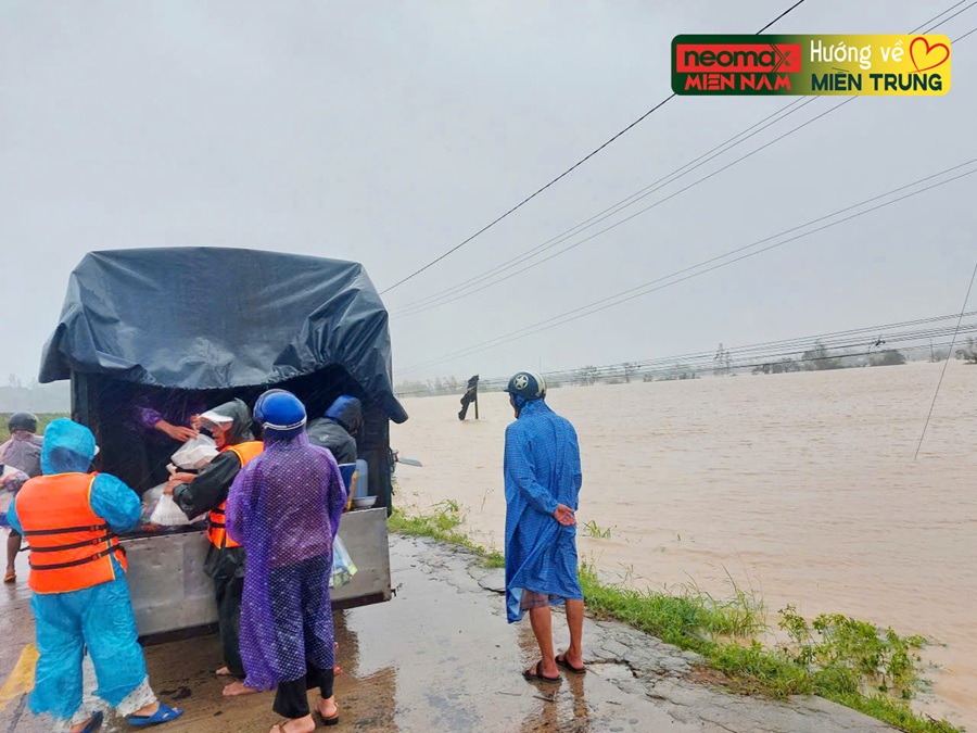 Mang ấm áp đến giữa mùa lũ - Miền Trung ơi cố lên