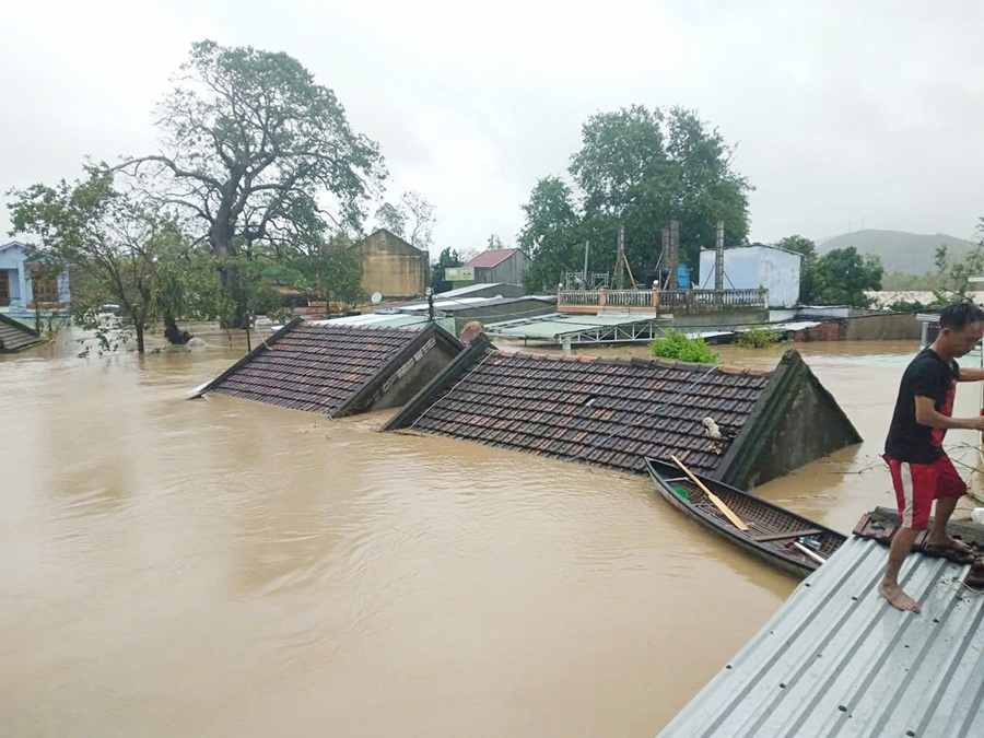Mang ấm áp đến giữa mùa lũ - Miền Trung ơi cố lên